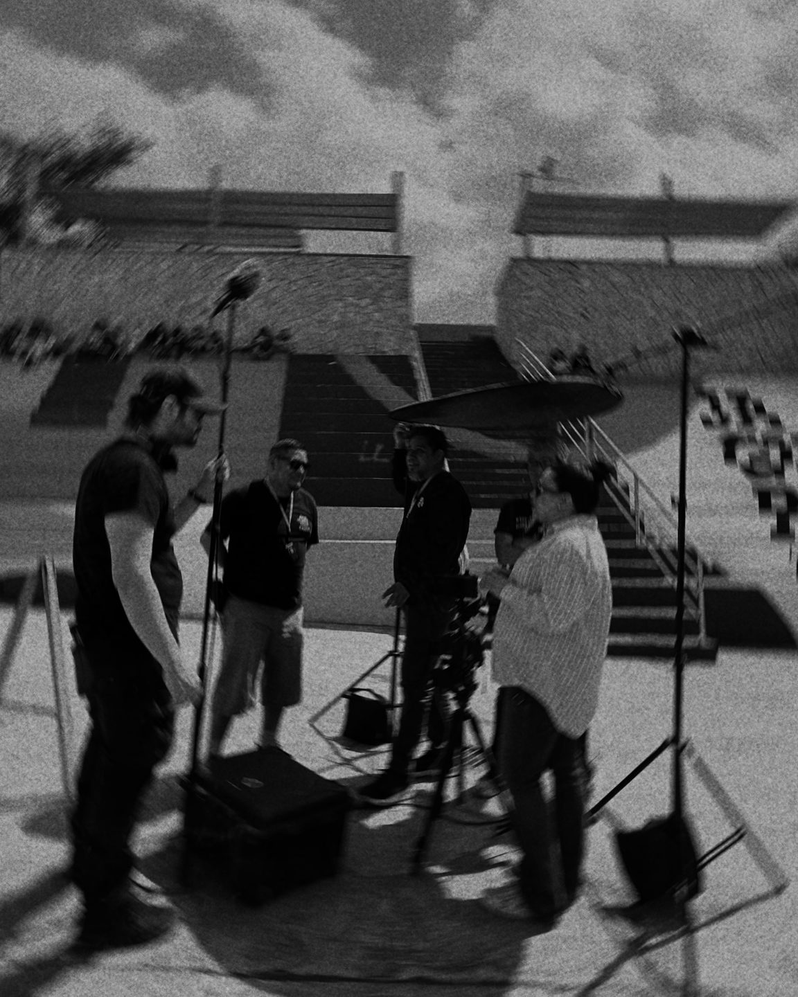 Equipo de rodaje preparando una entrevista en un estadio