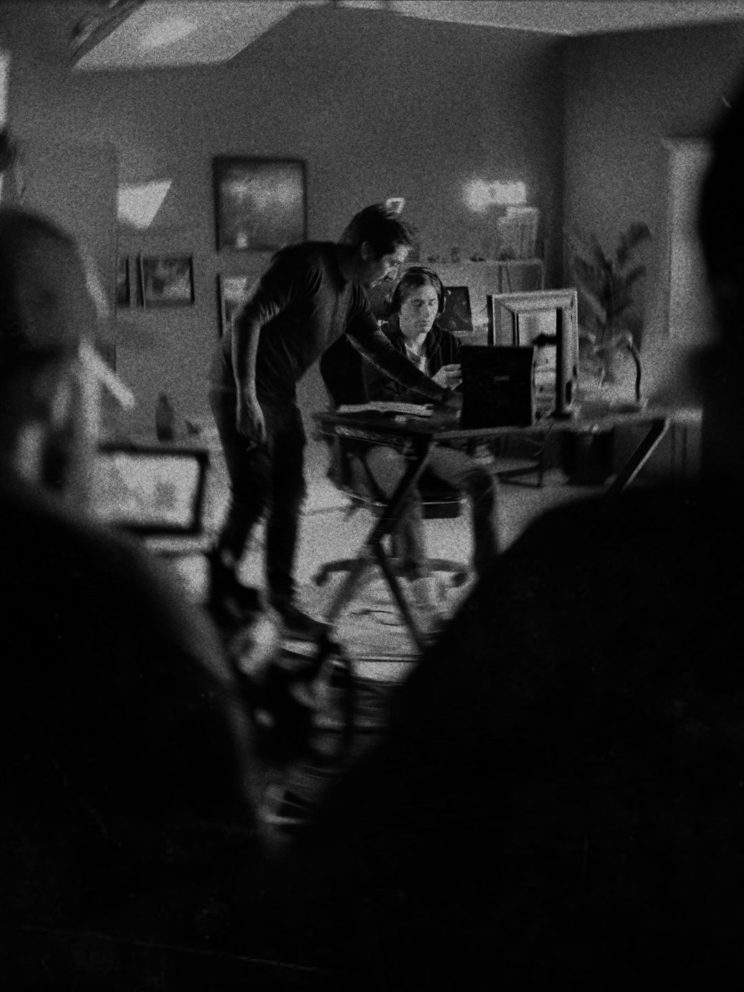 Rodaje de una escena en una oficina, visto entre el equipo