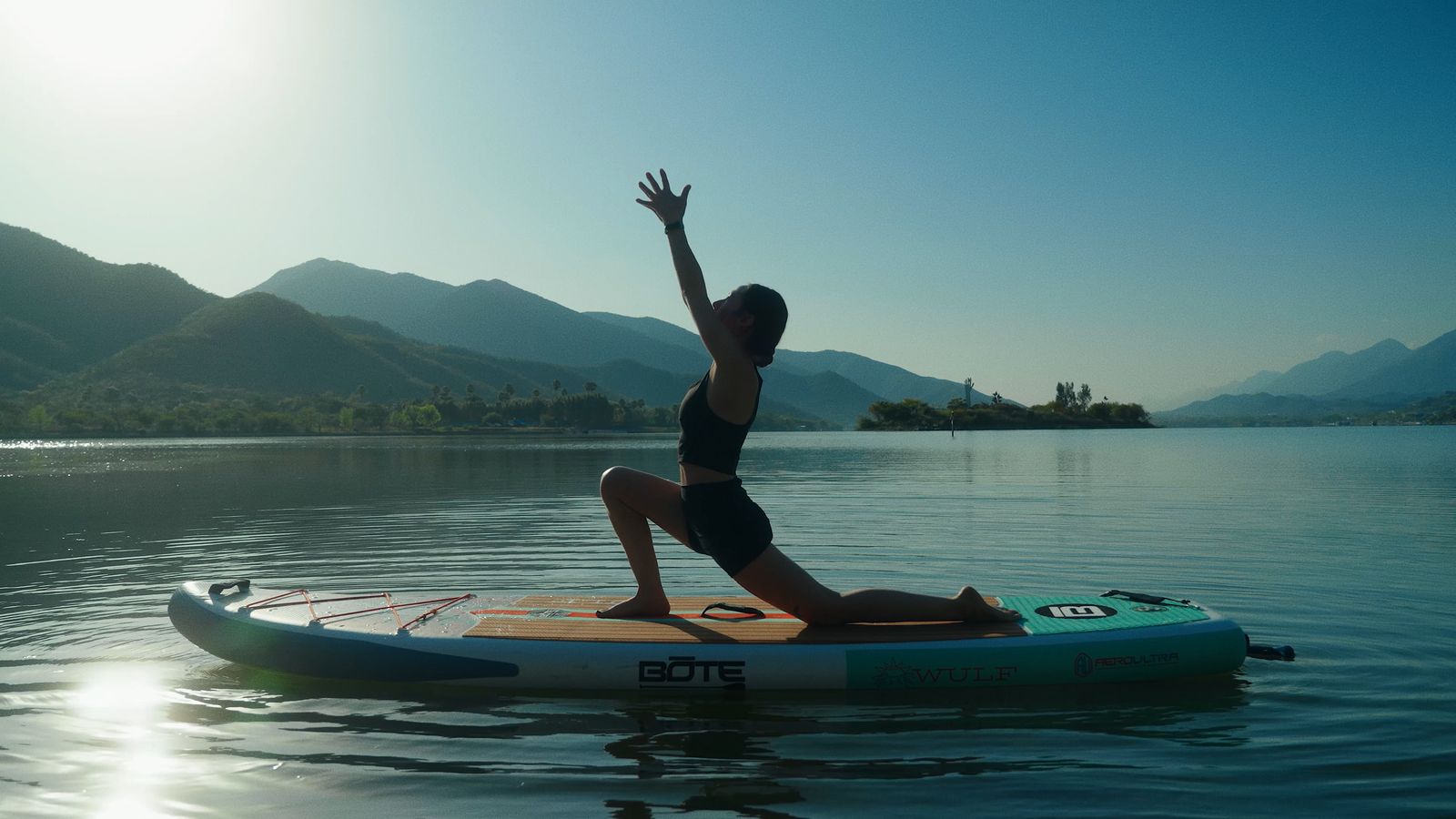 Paddle yoga sobre el agua