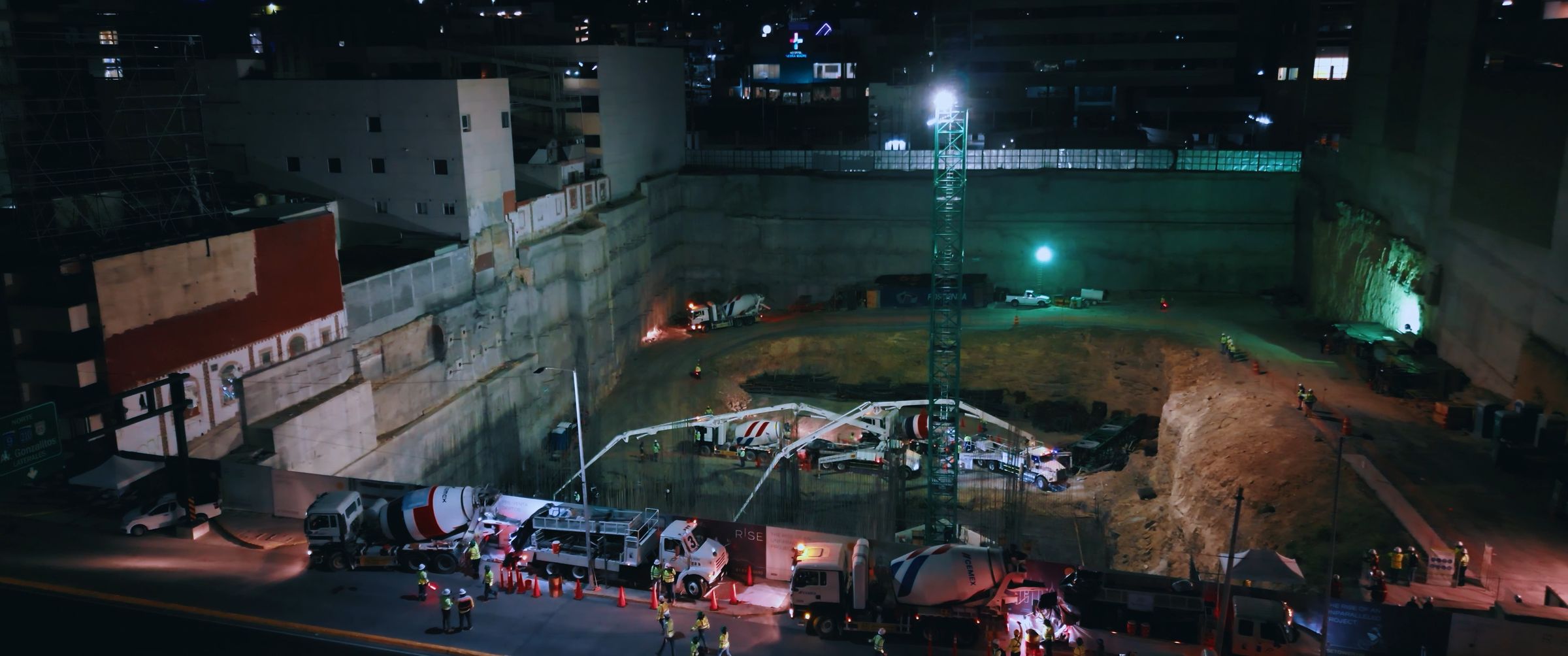 Vista nocturna de la obra